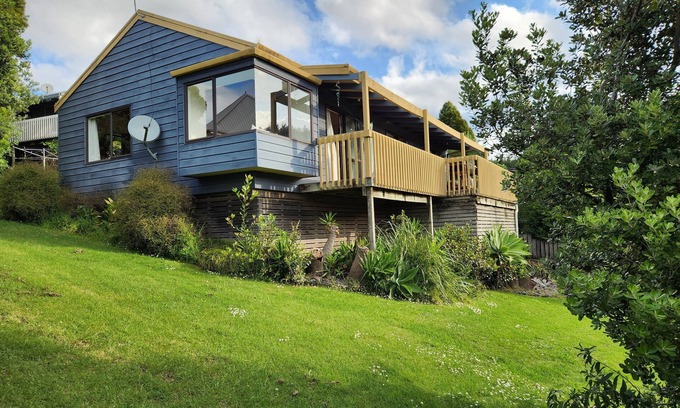 Onemana Haus | Relax by the reserve 2 minutes walk to beach and cafe at beautiful Onemana beach