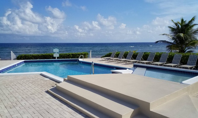 North Side Eigentumswohnung | Entspannen Sie im Cayman Casual Style. Moderner Komfort in ruhiger Strandlage.