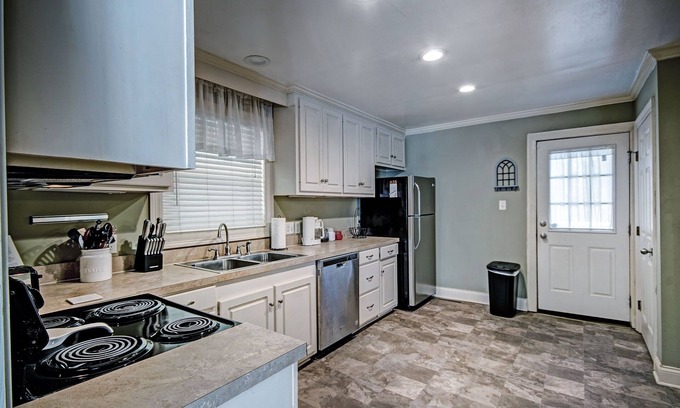 Tougaloo Haus | Relax in Shady Oaks Near Hospitals & Dining