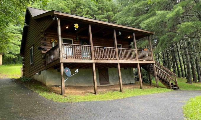 Piper Gap Kabine | Relax @ Mt. Melody Log Cabin. Brand New Hot Tub and Masterbath. by Trout Stream