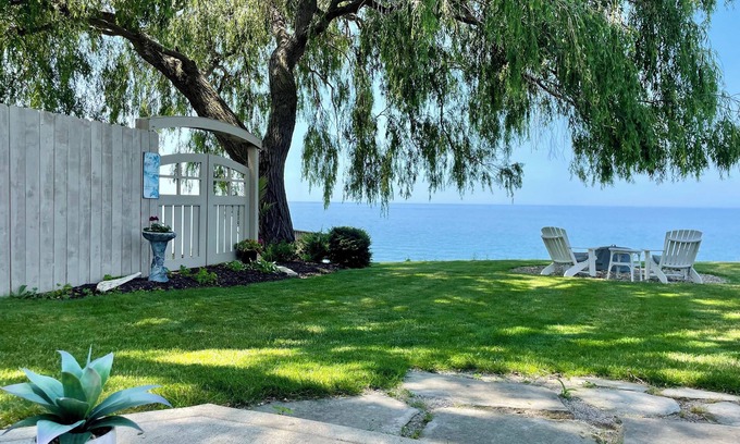 Willobee On The Lake Hütte | Relax on Lake Erie at our charming 2-bedroom cottage