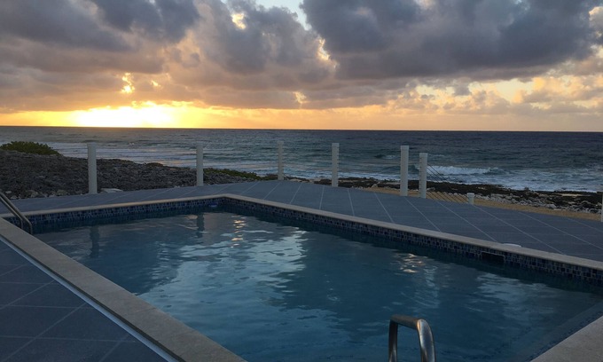 West End Haus | Entspannen Sie sich am Pool @ Brac Beach Retreat