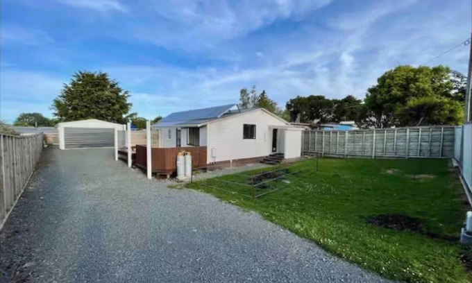 Mangakino Hütte | Relax, Unwind or go Hard on the Lake - Just a 3-min Walk From our Basic Bach