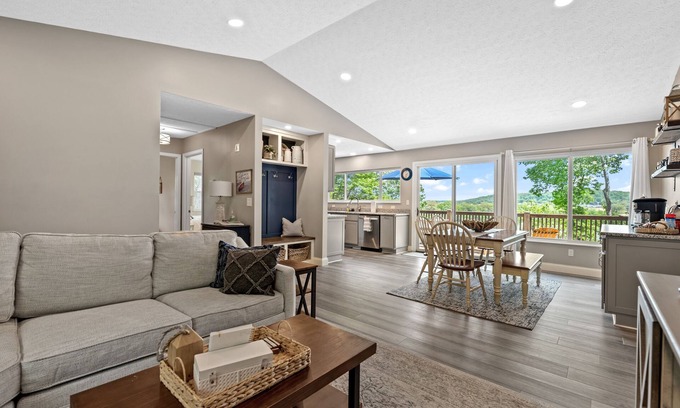 Kingston Haus | Relax with a view of the lake