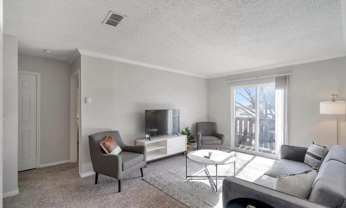 Midland Haus | Relaxing 1BR Suite and Swimming Pool