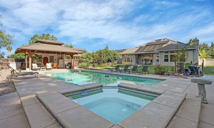 Walnut Grove Haus | Relaxing 3BAPool+Hot Tub Near the River & Wineries