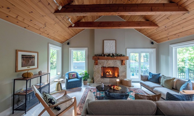Ann Arbor Haus | Relaxing Ann Arbor Stay — Sleeps 9, Hot Tub, Deck, and Gourmet Kitchen