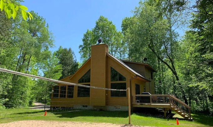Thompsonville Kabine | Schöne Betsie River Cabin mit A / C Minuten von Crystal Mtn. Resort 5bd. + Dachboden!