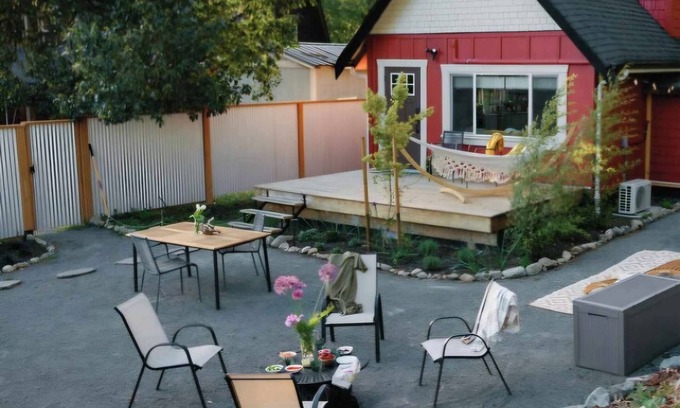 Shawnigan Lake Kabine | Relaxing Cabin Retreat in Shawnigan Lake & Pet Friendly!