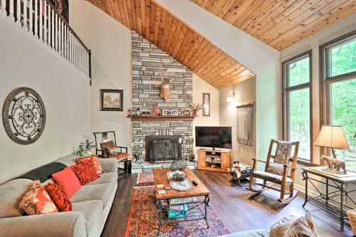 Sybertsville Haus | Relaxing Eagle Rock Resort Home - 1 Block to Lake!