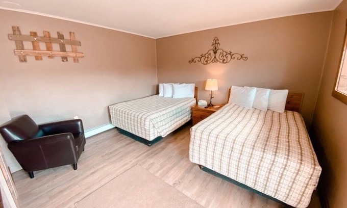 Oak Creek Wohnung | Relaxing Getaway in our Woodsy Deluxe Room at Lodges of Oak Creek!