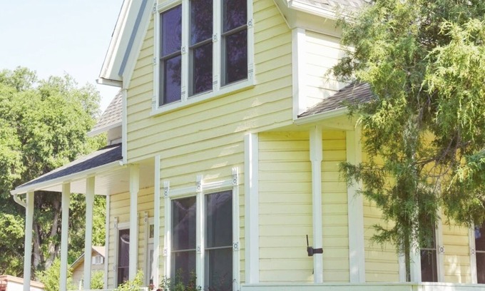 Junction Haus | Relaxing Home W/HUGE Yard & Firepit!