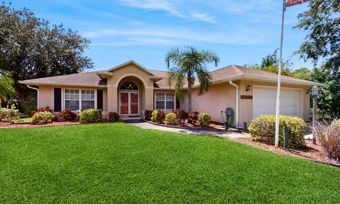 Sebastian Highlands Haus | Relaxing home with private pool, hot tub, gas grill and full kitchen