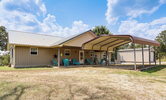 Hardy Haus | Relaxing Outdoor Spaces: Quiet Wooded Gem in Hardy