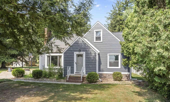 Akron Haus | Relaxing Portage Lakes Stay - 3BR Home on 1 Acre