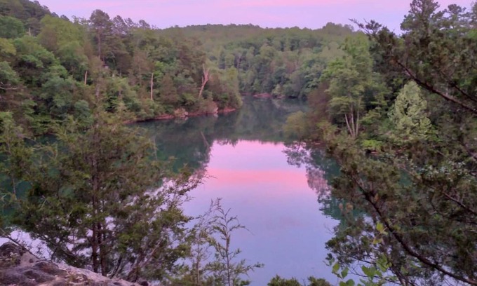 Eureka Springs Kabine | Relaxing & private cabin with lake & waterfall views, firepit, washer/dryer
