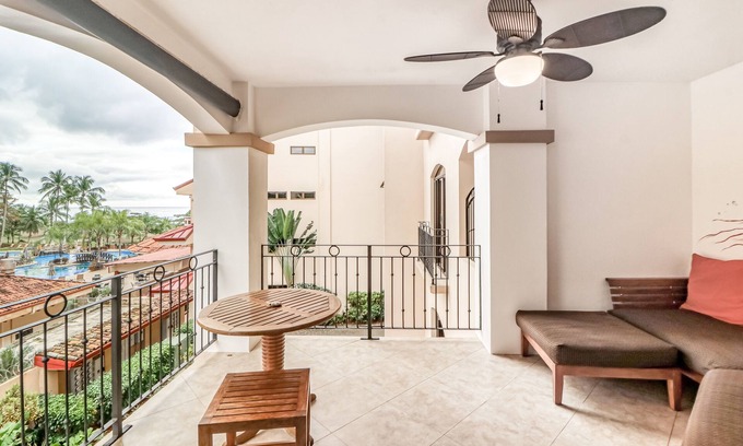 Barrio Los Faroles Eigentumswohnung | Entspannende Rückzugsort im Ozean-Resort mit geteiltem Pool und Peek-a-Boo Meerblick