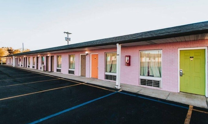 Berea Haus | Relaxing Stay at Knights Inn Berea! Free Breakfast, Parking, Pets Allowed!