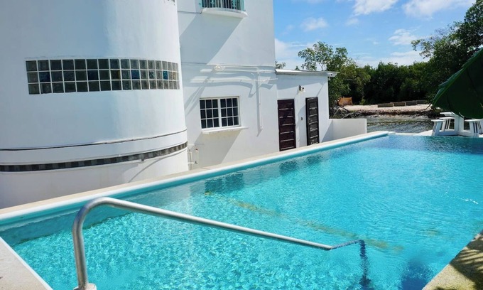 Belize City Wohnung | Relaxing Studio w SeaView Pool & Deck near Airport