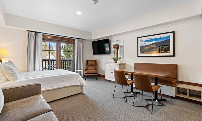 Tamarack Wohnung | Relaxing Studio with Balcony