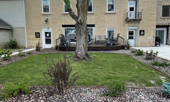Elkader Wohnung | Relaxing Suite A “The Sweetest Suites on the River” on Historic Main Street