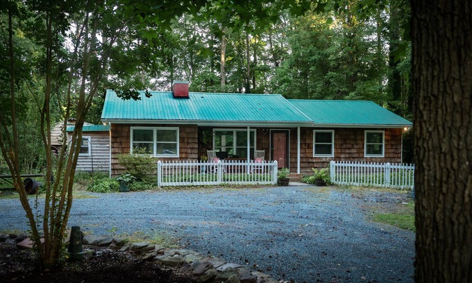 Delmar Hütte | Remodel Cottage with Pond on Three Acres