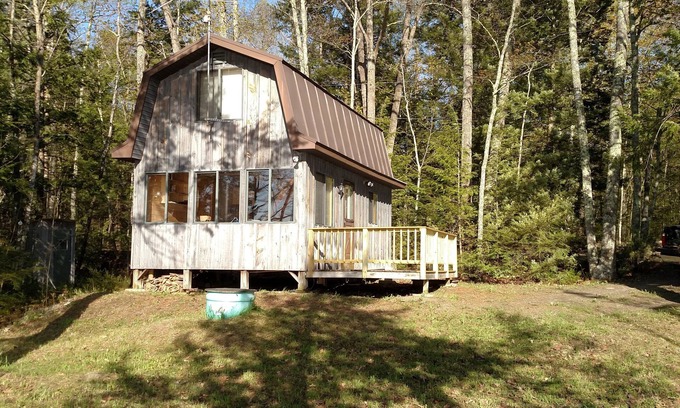 Albion Hütte | Entfliehen Sie dem Alltag in diesem Ferienhaus am Lovejoy-Teich in Albion Maine