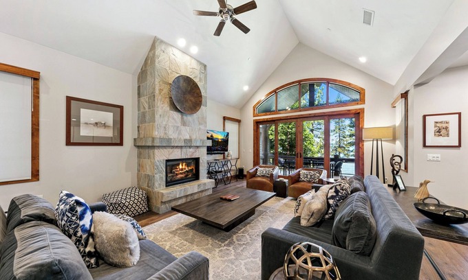 Sierra Shores Eigentumswohnung | Remodeled Lakefront Elegance- Views, Hot Tub, Walk to Everything PEAK #6