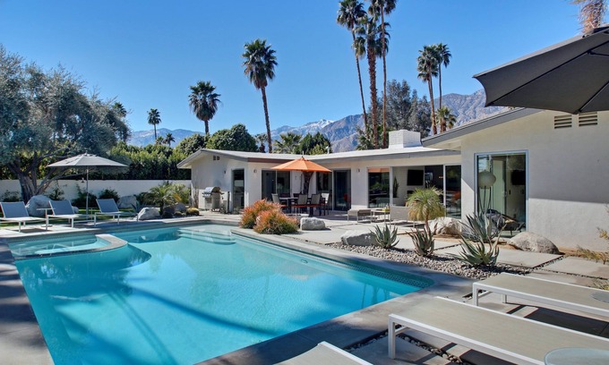 Deepwell Estates Haus | Umgestaltete Mid-Mod Home, Pool, Spa, Boccia, Fahrräder, Spaß!