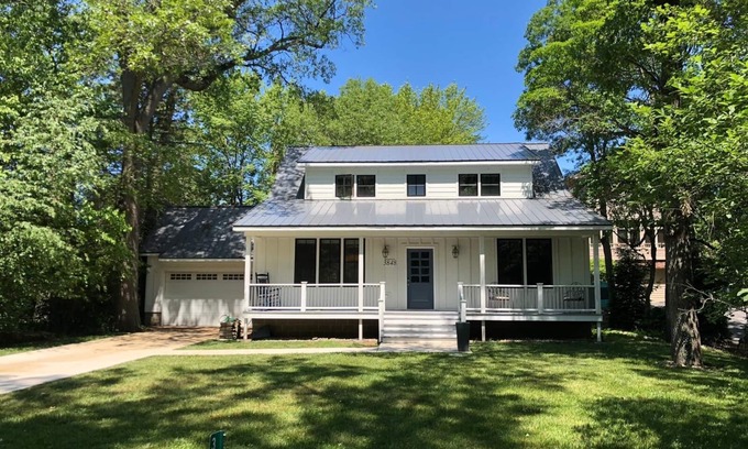 Michiana Haus | Remodeled Spacious Farmhouse-1 Block to Beach w/Gourmet Kitchen & Enclosed Porch