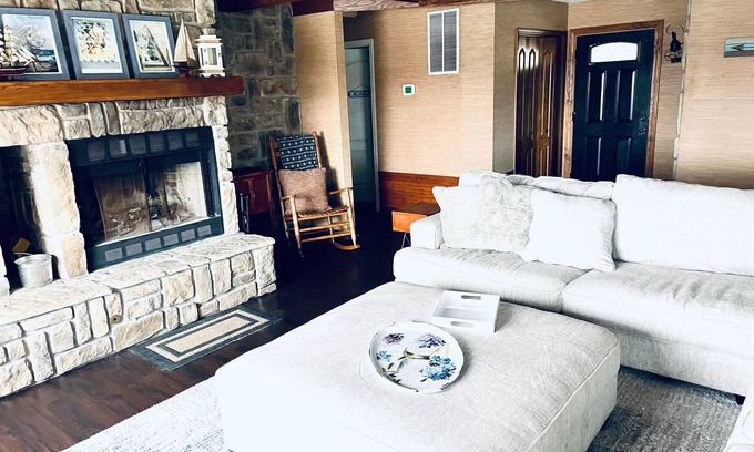 Eureka Springs Haus | Remote Beaver Lake Home with Stunning View