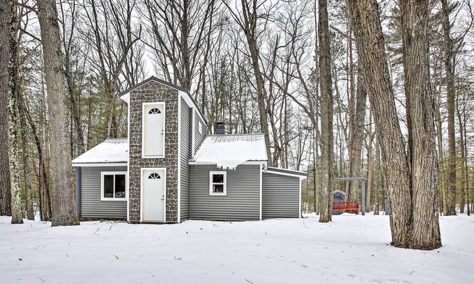 Wellston Kabine | Remote Michigan Retreat on 10 Acres w/ Grill!