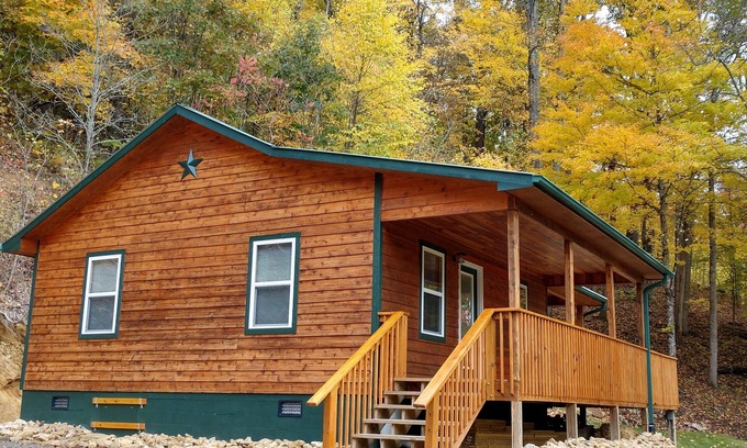 Burnsville Kabine | Remote & Private Cabin with Spa, Mountain Views and Hiking to Appalachian Trail.