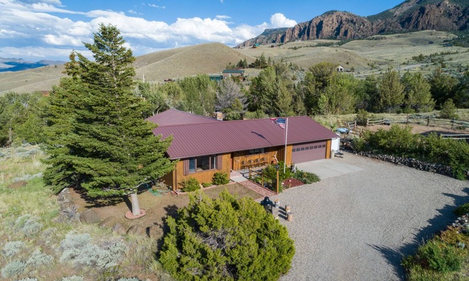 Wapiti Haus | Rendezvous Lodge - A secluded, western getaway in the beautiful Wapiti Valley.