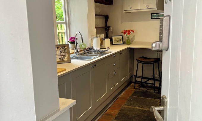 Wells Haus | Rennovated 2 bed dog friendly cosy cottage in central Wells