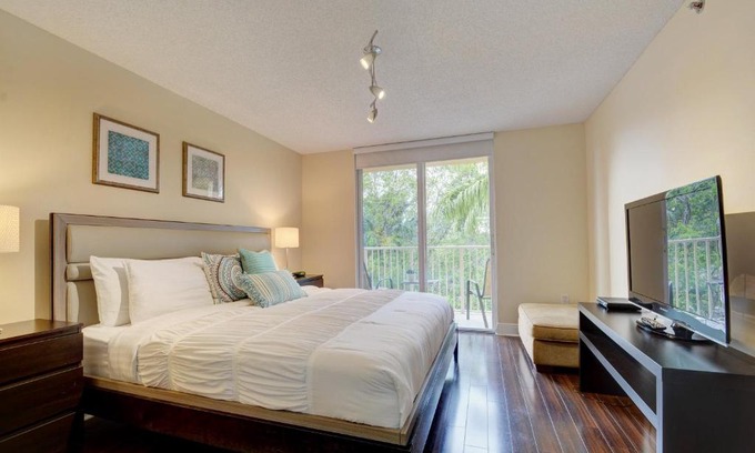 Aventura Wohnung | Renovated 2/2 Unit at Yacht Club/Aventura