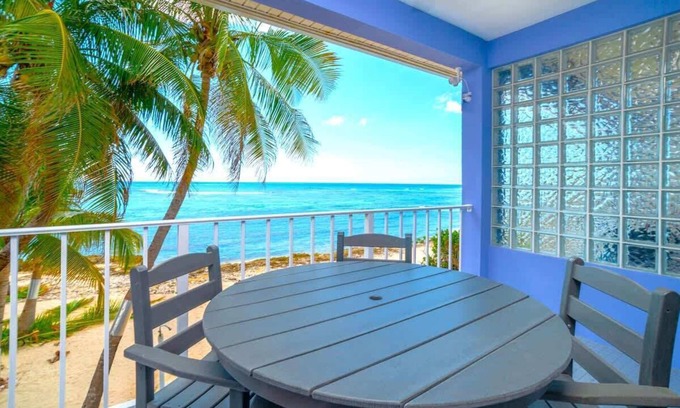 Bodden Town Wohnung | Renovated 2 Bdr Beachfront Condo w/ Pool + Tennis