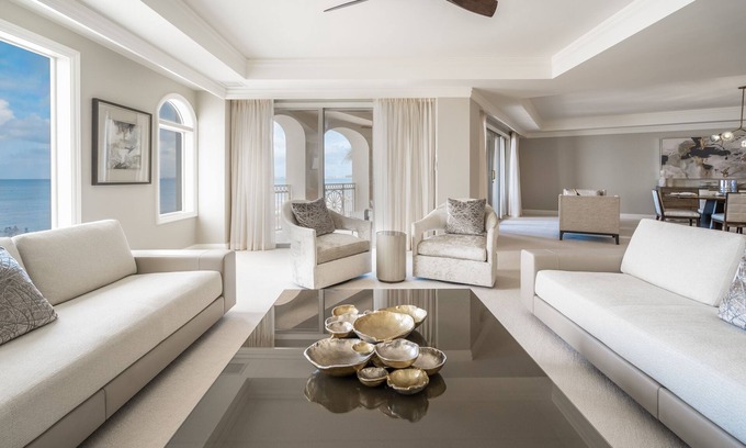 Seven Mile Beach Eigentumswohnung | Renovated 207 South Oceanfront Residence Located at The Ritz-Carlton