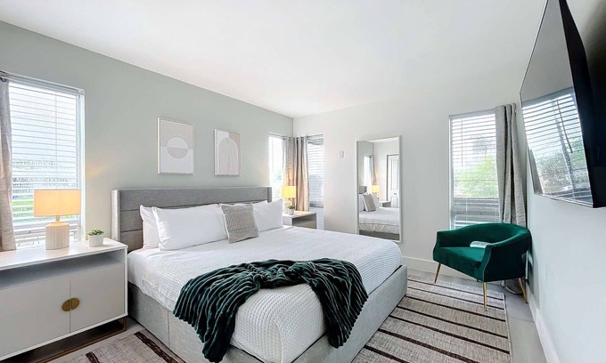 Lauderdale Harbours Eigentumswohnung | Renovated 2BR with Pool & Modern Amenities