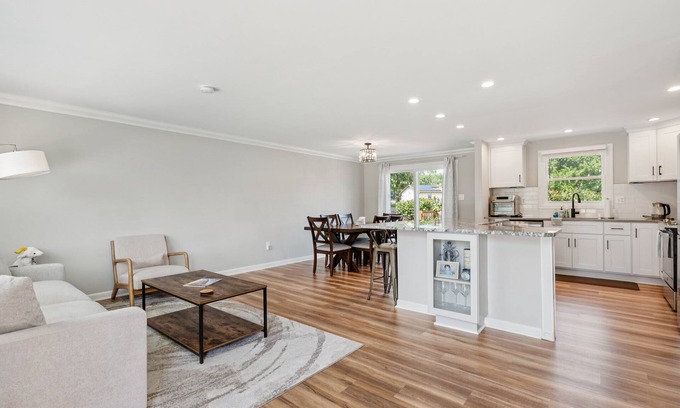 Annapolis Haus | Renovated 3BR Home Near Sandy Point & Annapolis