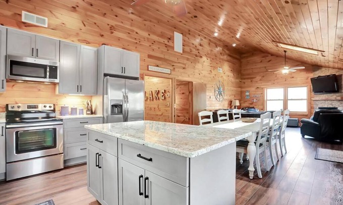 McHenry Haus | Renovated*5 Minutes to Wisp*Fast Wi-Fi*Hot Tub