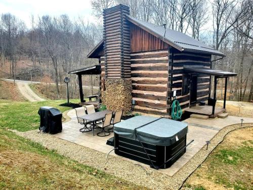 Tippecanoe Haus | Renovated Cottage with Spa Surrounded by Beautiful Hiking Trails in Ohio