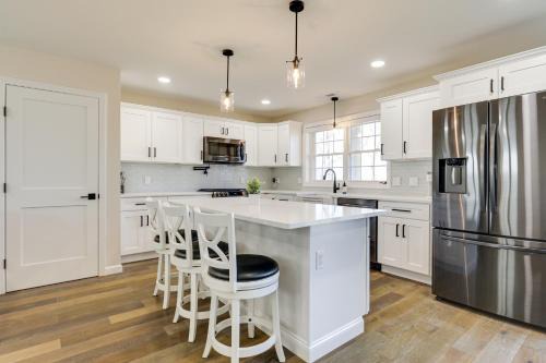 Riverside Haus | Renovated Family Home on Providence River!