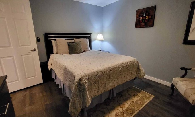 East Central Wohnung | Renovated Guest House with Private Entrance and Parking – Perfectly Located!