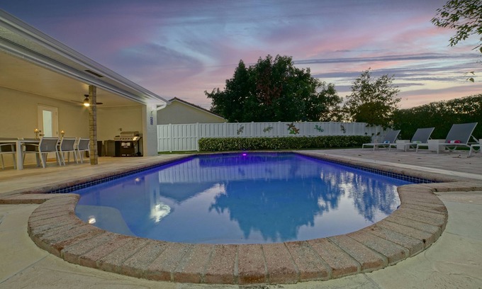 Coral Springs Haus | Renovated House Heated Pool Gourmet Kitchen Pet Friendly Walking to the Downtown