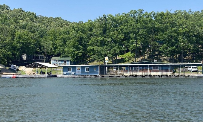 Camdenton Kabine | Renovated lakeside cabin with swimming pool & resort amenities!