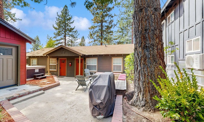 Lakeside Park Kabine | Renovated Modern Retreat with Hot Tub | Walk to Lakeside Beach & Gondola
