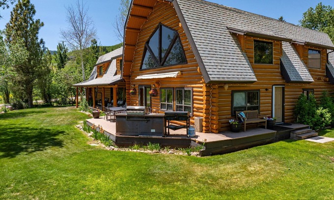 Eden Kabine | Rent the Snowberry Inn-Large kitchen & Gathering room Ensuite bath in all rooms