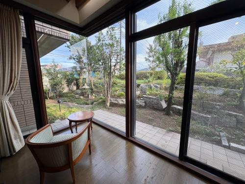 Hachioji Haus | RESIDENCE AKATSUKI 中庭と坪庭で和洋を愉しむ一棟貸し 8名広々238平米 八王子ic近く