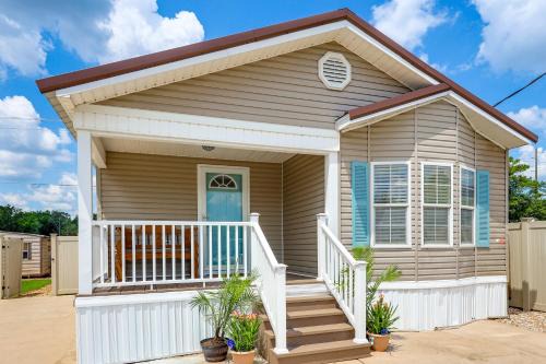 Elberta Haus | Resort Dock and Boat Ramp Home with Wolf Bay Access